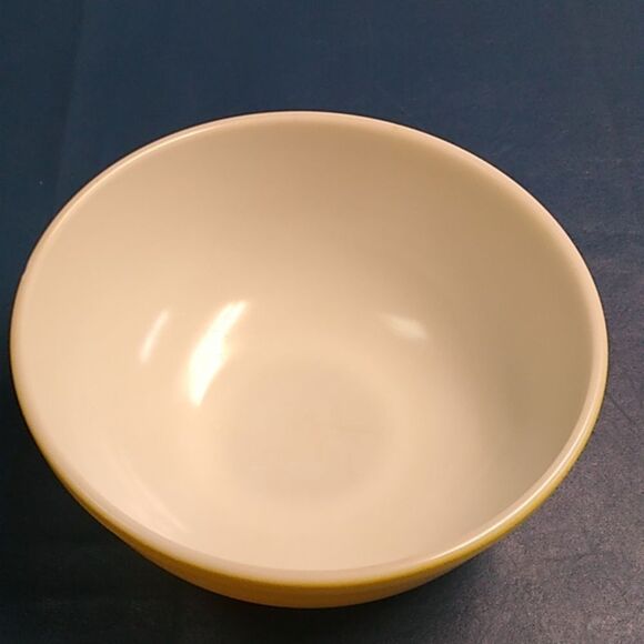 Pyrex Yellow and White Mixing Bowl Cottagecore Grandmacore Countrycore - Picture 3 of 8